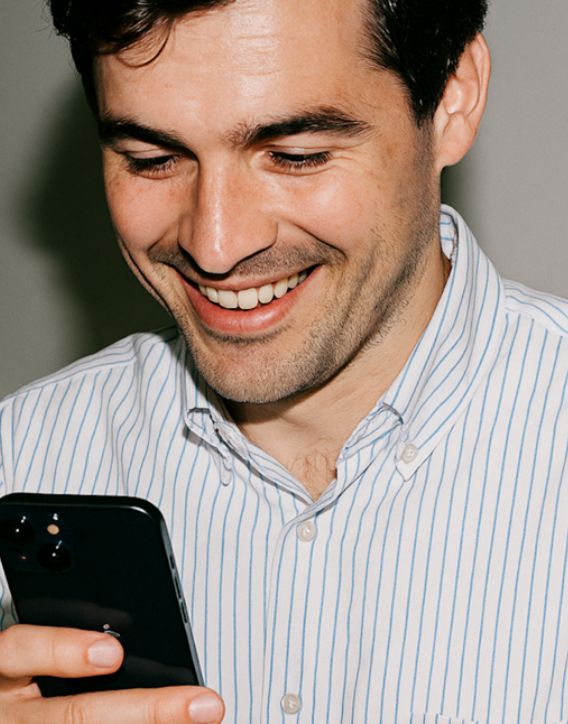 Un gérant consulte son espace Toodooh sur son téléphone